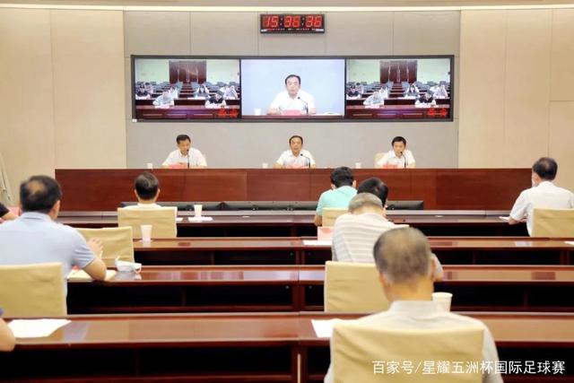 林加德社媒晒怀抱女儿照片：节日快乐